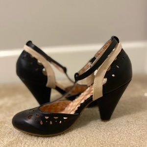 Mary Jane Black Pumps T strap